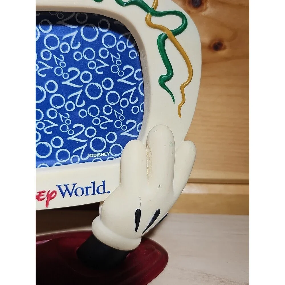 WALT DISNEY WORLD  2000 Celebrate the Future Hand In Hand